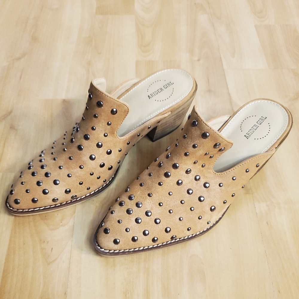 NWOT. Arider Girl Tan Studded Mules. Size 6. #SW - Picture 2 of 7
